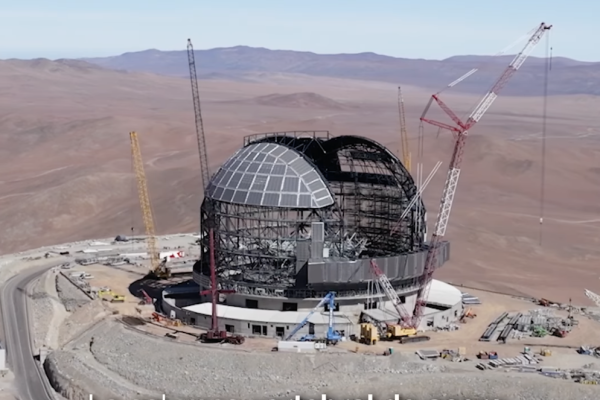 Instalación de más de 600 piezas de aluminio que cubrirán la cúpula de la estructura Observatorio Cerro Armazones